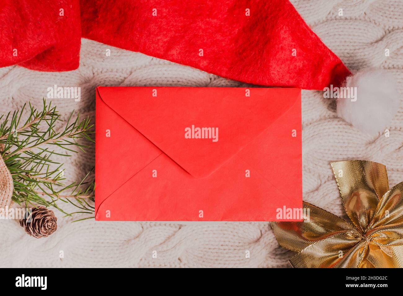 Cappello Babbo Natale, ramo albero di Natale e biglietto d'auguri su sfondo  leggero lavorato a maglia e copia carta di Natale space.Merry Foto stock -  Alamy