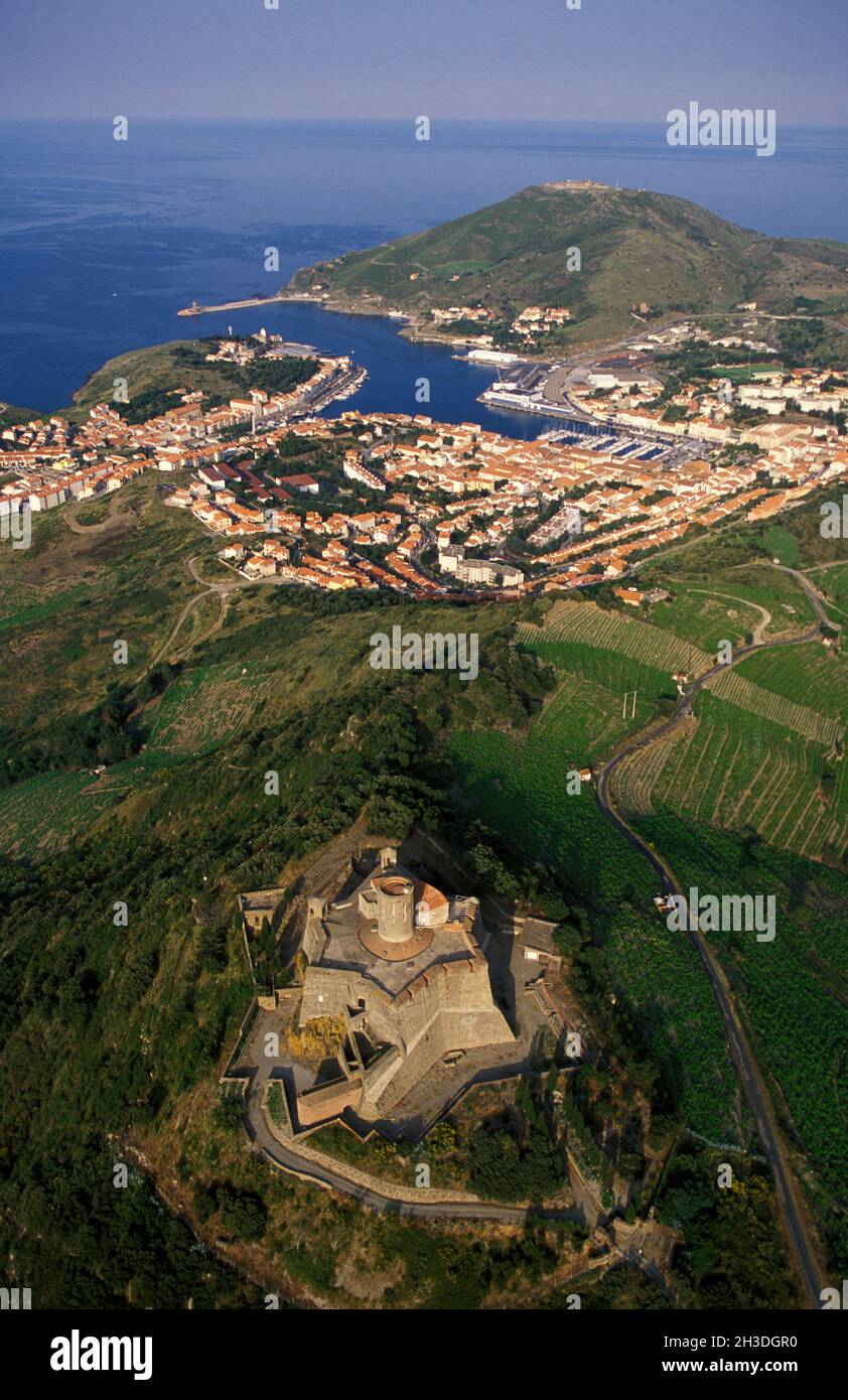 FRANCIA. PYRENEES-ORIENTALES (66) PORT-VENDRES. FORT SAINT-ELME IN PRIMO PIANO. NELLA PARTE INFERIORE DELL'APPOGGIO DEL CAPPUCCIO (VISTA AEREA) Foto Stock