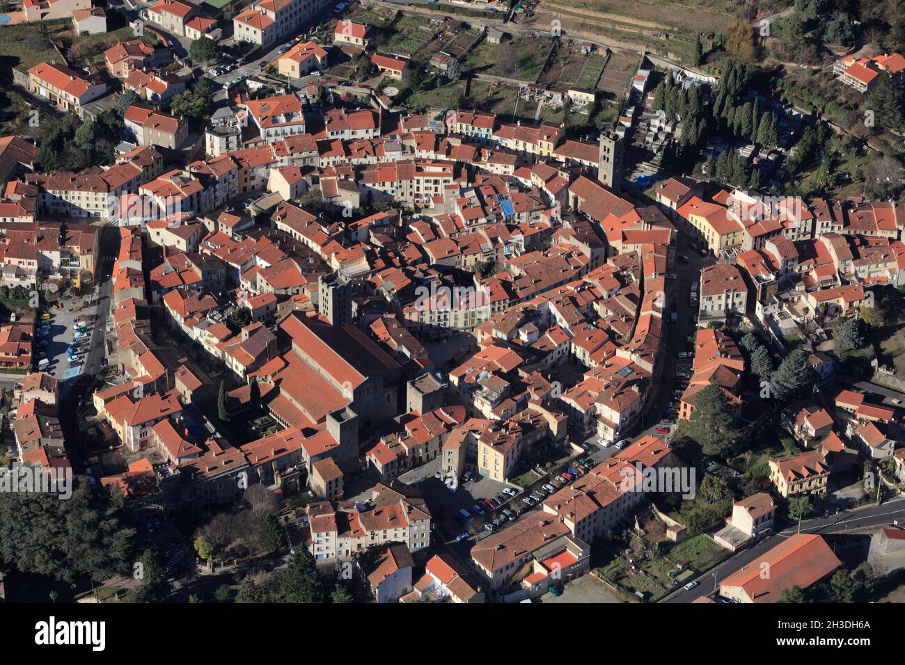 FRANCIA. PYRENEES ORIENTALES (66) VEDUTA AEREA DEL VILLAGGIO ARLES-SUR-TECH Foto Stock