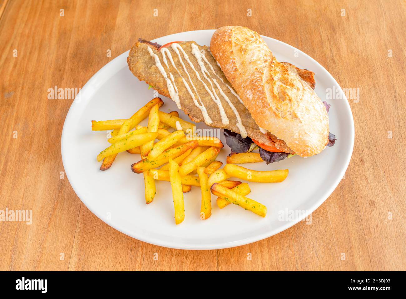 Panino di manzo argentino milanga con lattuga e pomodoro, salsa maionese e patatine fritte Foto Stock