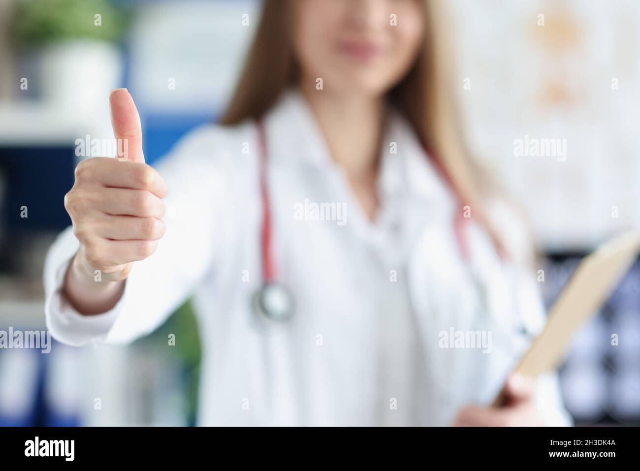 Il medico mostra il gesto del pollice verso l'alto Foto Stock