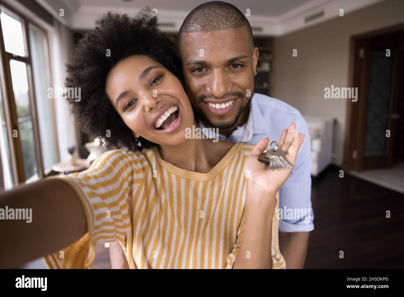 Gioiosa giovane coppia afroamericana che mostra le chiavi. Foto Stock