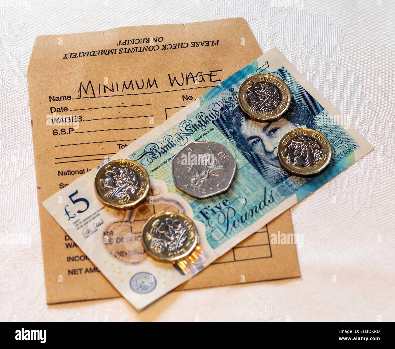PIC mostra: Bilancio 2021 pacchetto salario con nove libbre cinquanta pence su ti Rishi Sunak è stato impostato per annunciare un salario minimo aumento a £ 9.50 Picture by pixel Foto Stock