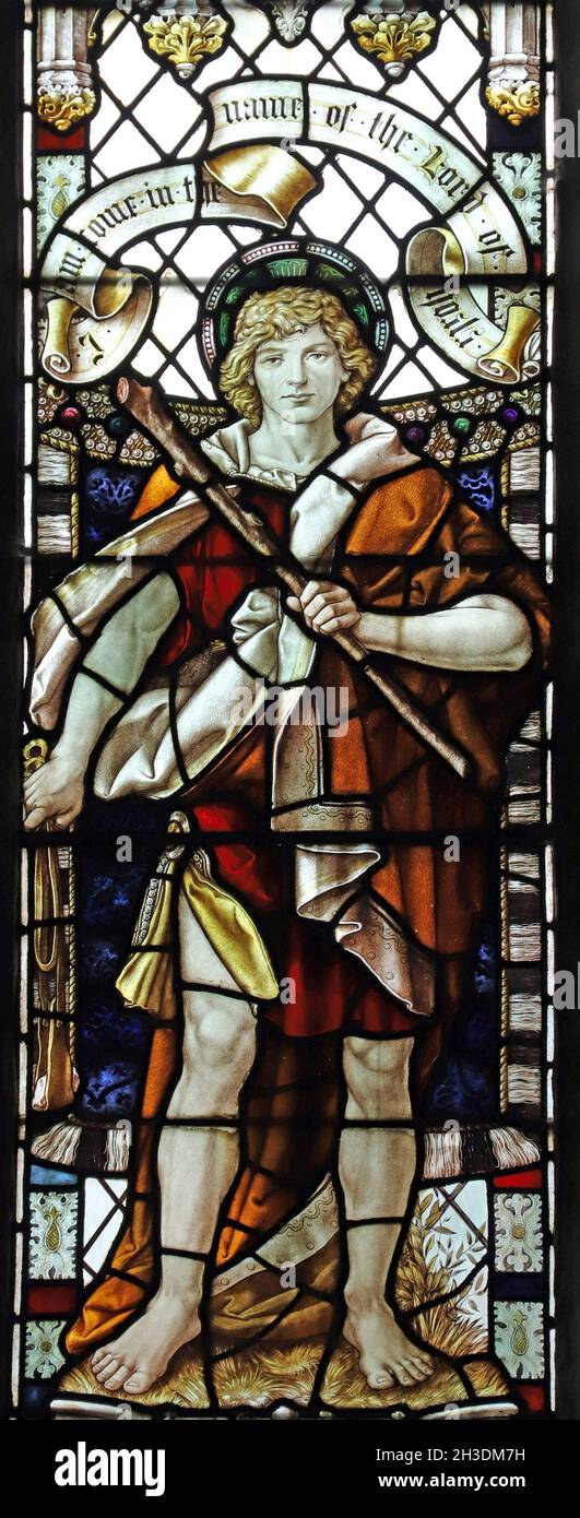 Vetrata di Percy Bacon raffigurante David con fionda; St Pega's Church, Peakirk, Northamptonshire Foto Stock