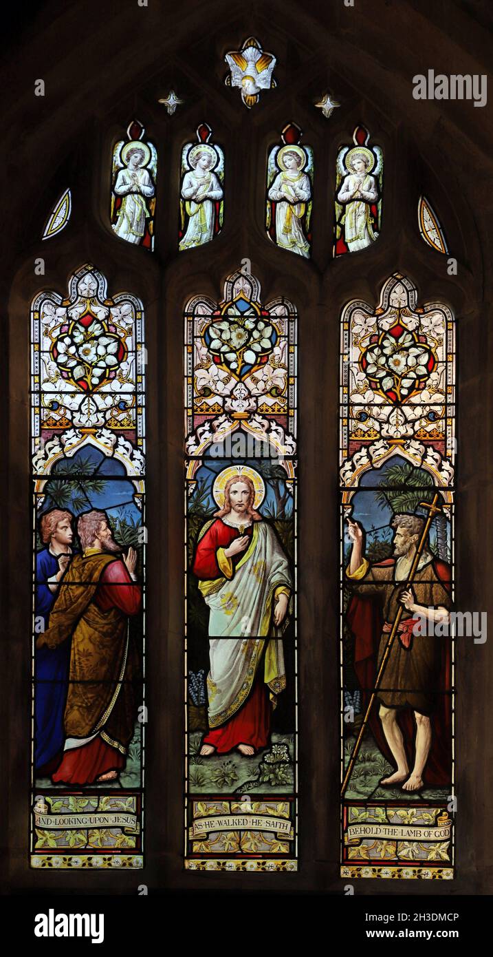 Una vetrata di Ward & Hughes, raffigurante Gesù come l'Agnello di Dio, la Chiesa di Sant'Andrea, Denton, Lincolnshire Foto Stock