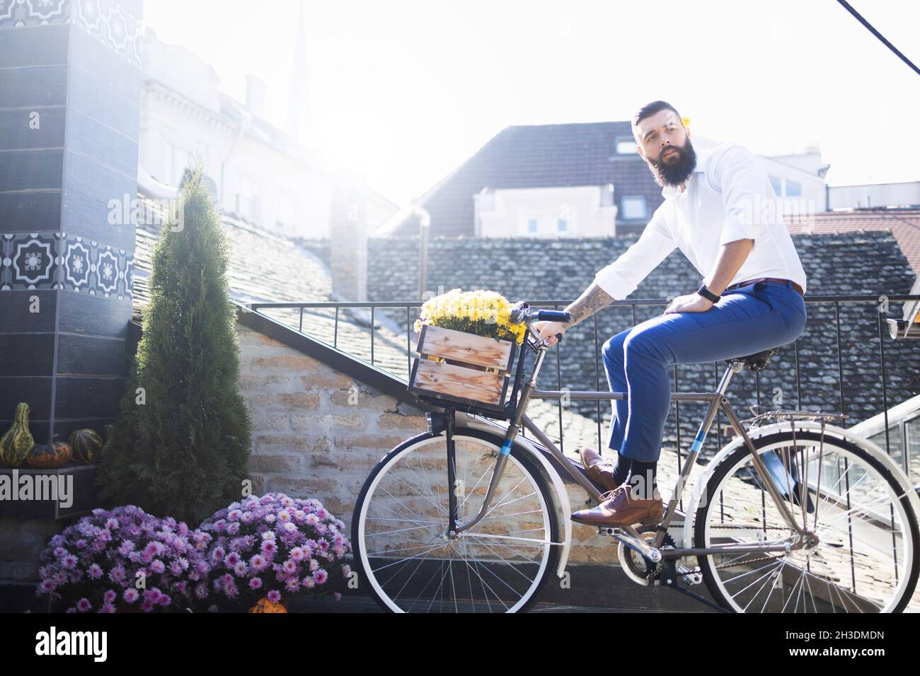 Un uomo in un abito elegante su una bicicletta Foto Stock