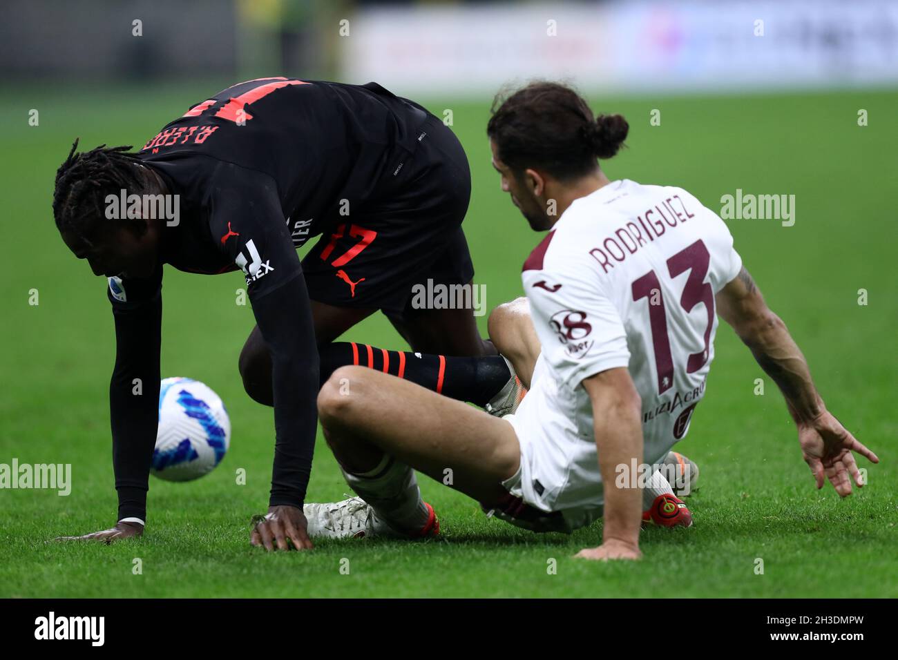 Rafael Leao dell'AC Milan e Ricardo Rodriguez del Torino FC lottano per la palla durante la Serie A match tra AC Milan e Torino FC . Foto Stock