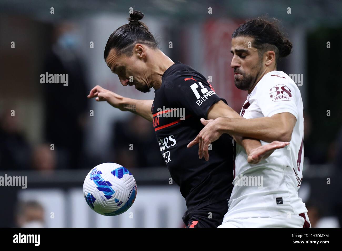 Zlatan Ibrahimovic dell'AC Milan e Ricardo Rodriguez del Torino FC lottano per la palla durante la Serie A match tra AC Milan e Torino FC . Foto Stock