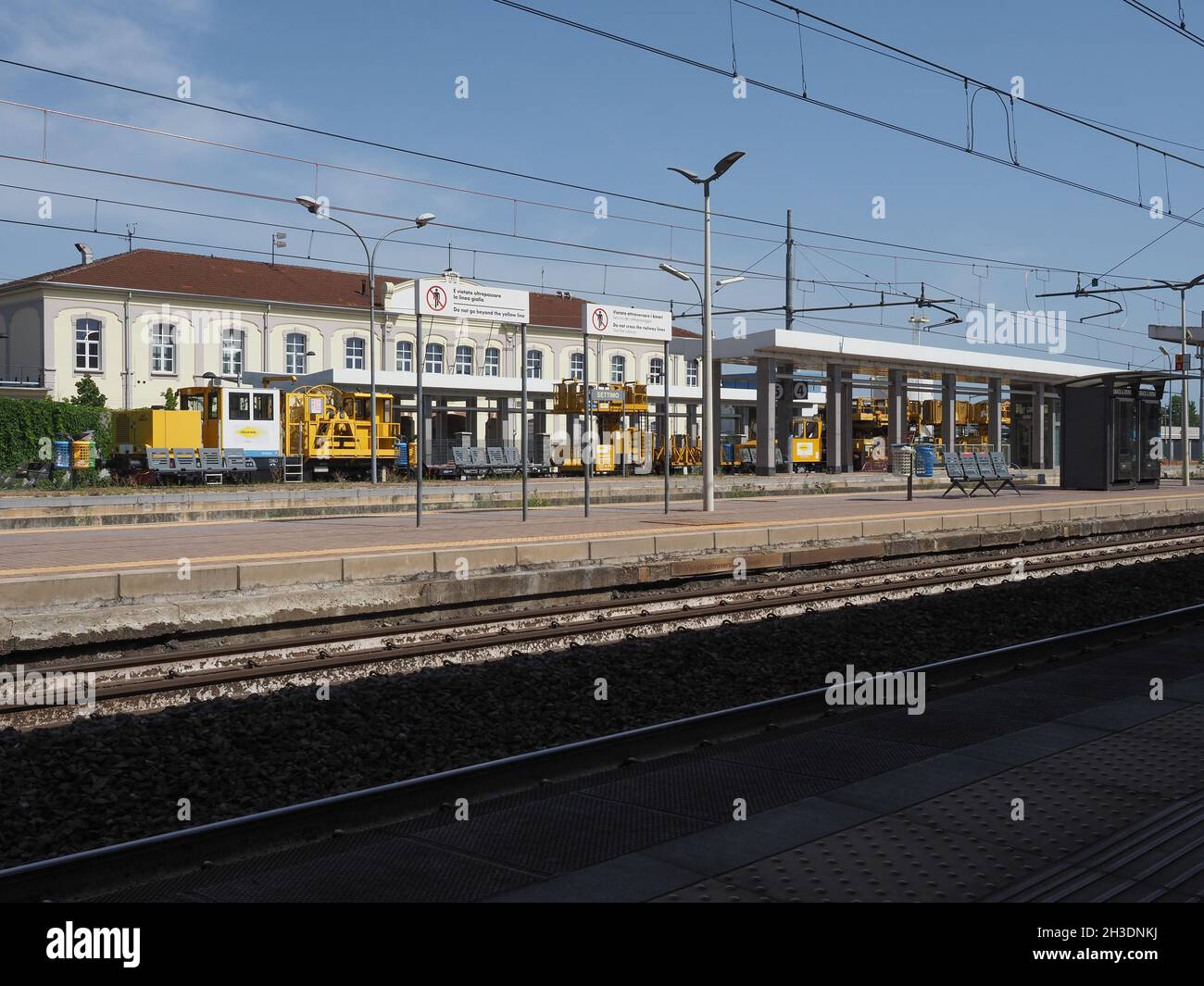 SETTIMO TORINESE, ITALIA - CIRCA AGOSTO 2021: Stazione ferroviaria di Settimo Torinese Foto Stock
