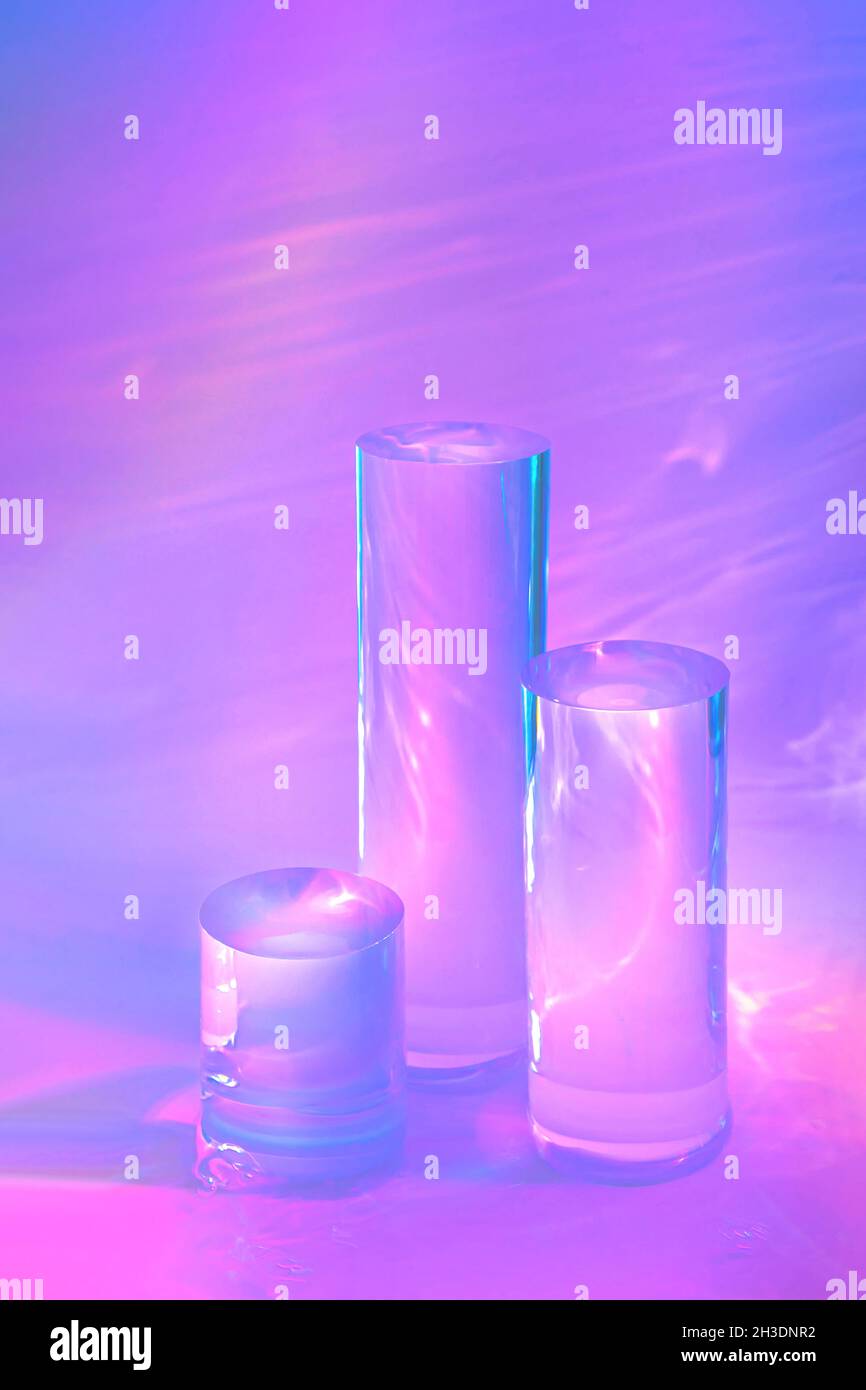 tre podi in vetro chiaro su sfondo rosa pastello Foto Stock