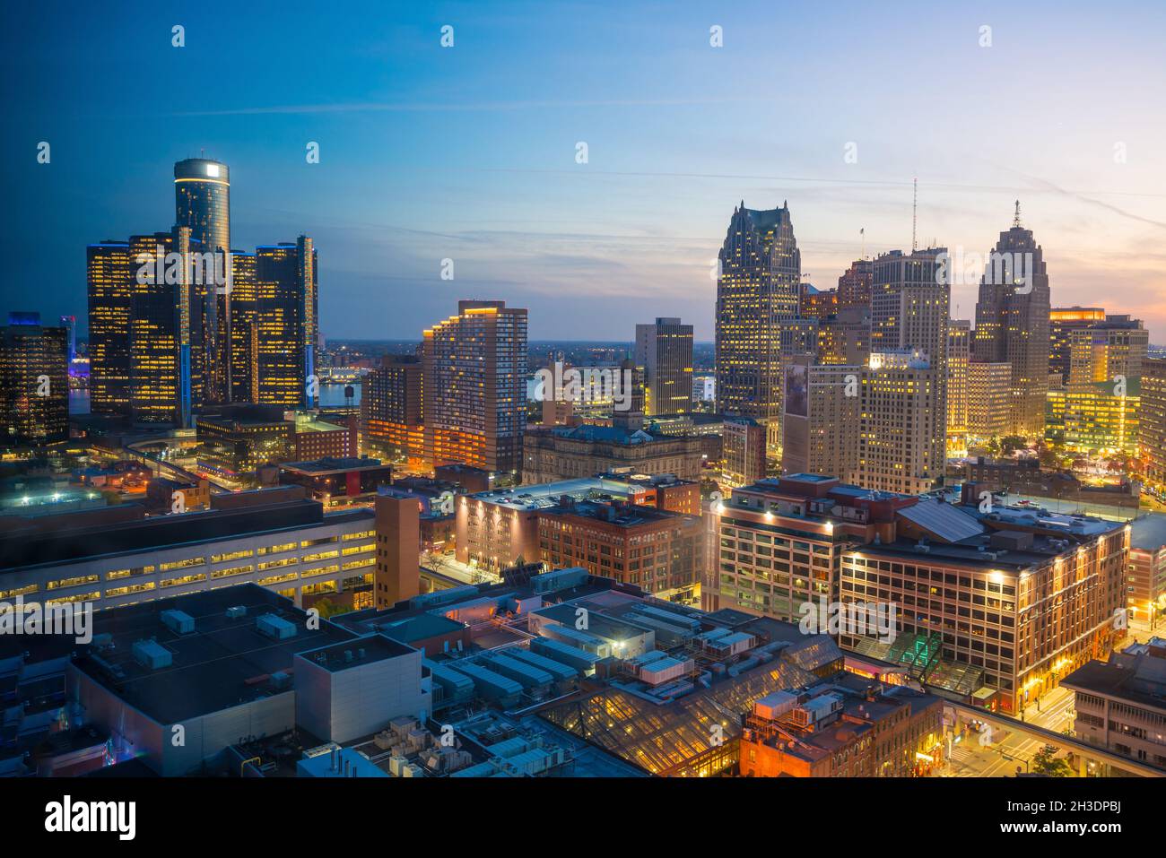 Vista aerea del centro di Detroit al crepuscolo nel Michigan USA Foto Stock