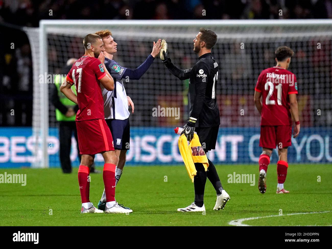 Preston North End's Sepp van den Berg (seconda a sinistra) parla con il portiere di Liverpool Adrian (a destra) e Nathaniel Phillips alla fine della partita del quarto round della Coppa Carabao a Deepdale, Preston. Data foto: Mercoledì 27 ottobre 2021. Foto Stock