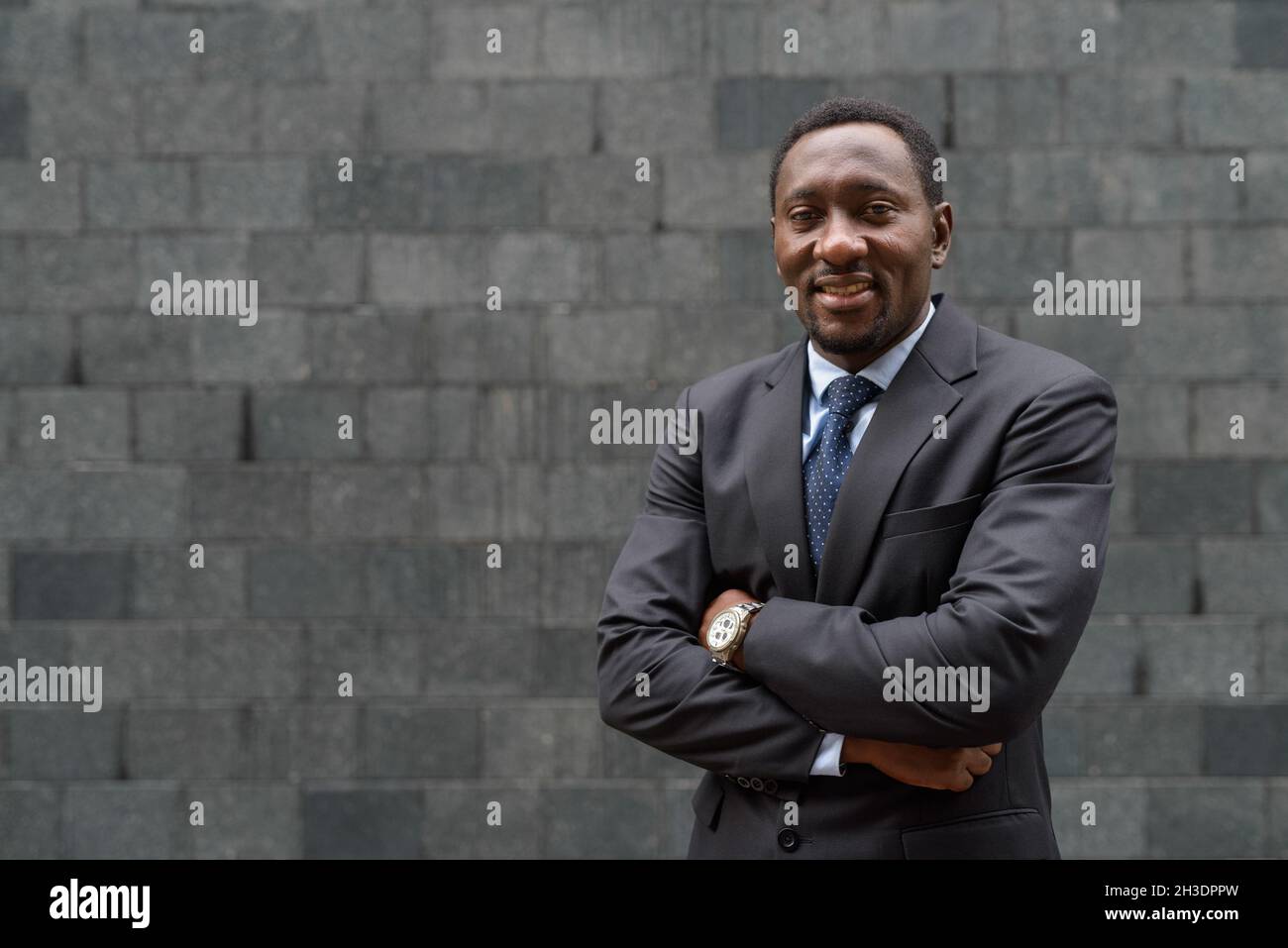 Ritratto di un bel uomo d'affari africano all'aperto in città Foto Stock