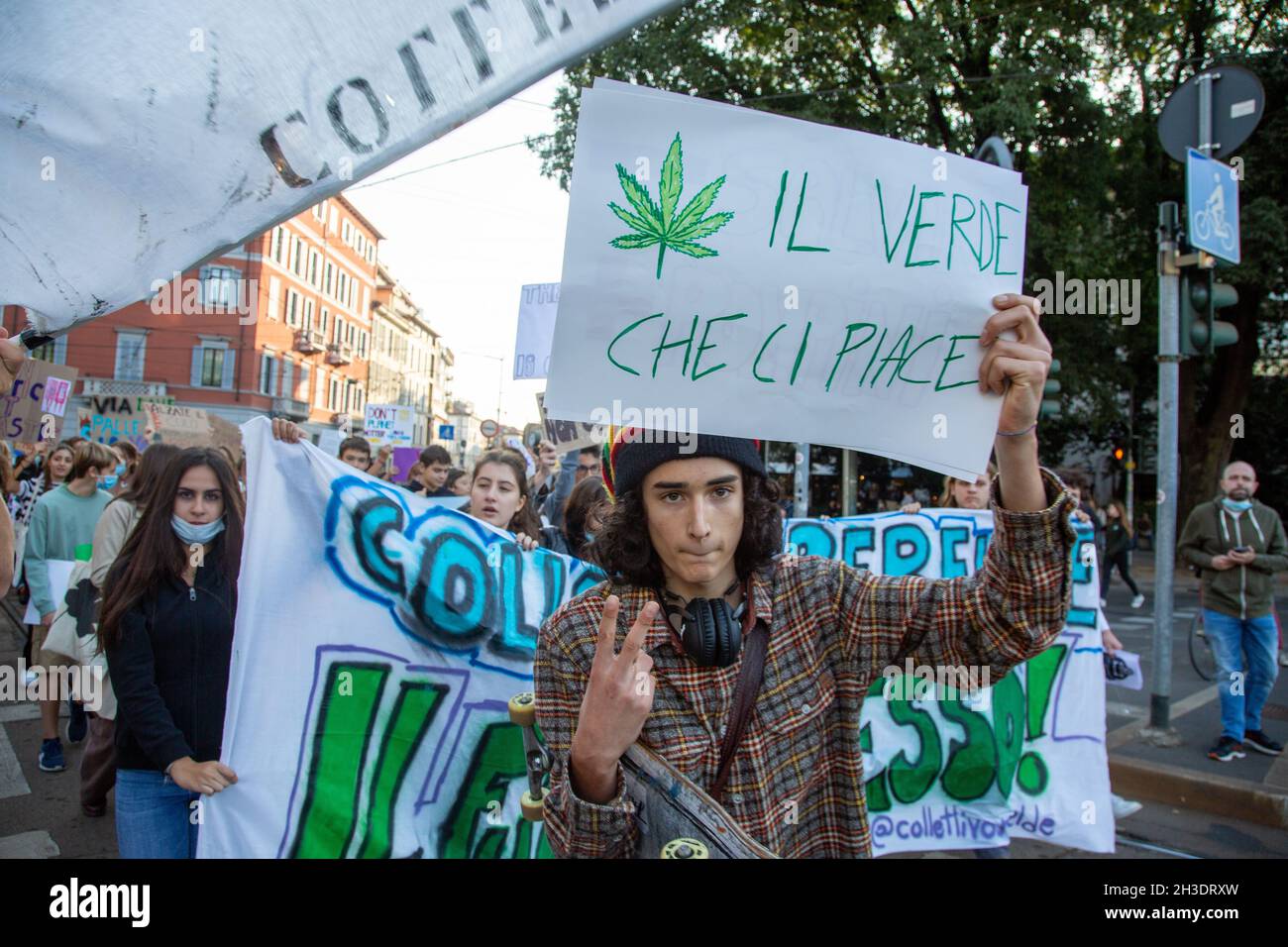 Schild: Cannabis Blatt Das Grün, das uns gefällt. Bis zu 50.000 Menschen versammelten sich am 1. Oktober 2021 bei einem venerdì per il futuro Schulstreik a Mailand, Italien, um anlässlich des Yoth COP 26 und Pre COP ein deutliches Zeichen für Klimaschutz & Umweltschutz, die Ehaltung des Pariser Abkommens und das 1, 5 Grad Ziel und um Druck auf die Politik auszuüben. * segno: ' Cannabis: Il verde che ci piace '. Il 1° ottobre 2021 in occasione del COP giovani e del Pre COP 26 fino a 50,000 persone si sono unite al venerdì per il futuro sciopero scolastico a Milano. Hanno protestato per mostrare un messaggio chiaro Foto Stock