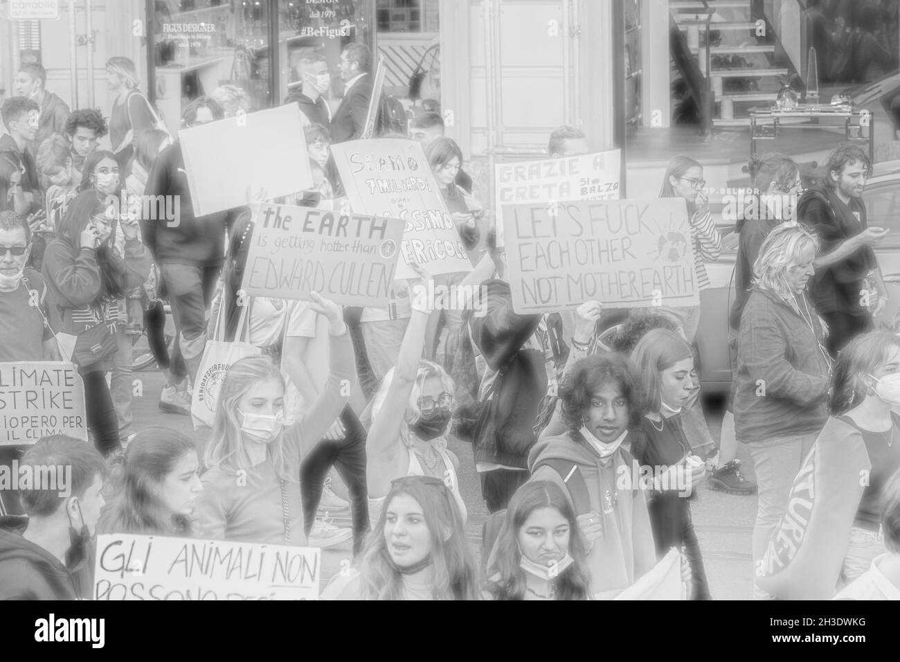 Bis zu 50.000 Menschen versammelten sich am 1. Oktober 2021 bei einem venerdì per il futuro Schulstreik a Mailand, Italien, um anlässlich des Yoth COP 26 und Pre COP ein deutliches Zeichen für Klimaschutz & Umweltschutz, die Ehaltung des Pariser Abkommens und das 1, 5 Grad Ziel und um Druck auf die Politik auszuüben. * il 1° ottobre 2021 in occasione del COP giovani e del Pre COP 26 fino a 50,000 persone si sono unite al venerdì per il futuro sciopero scolastico a Milano. Hanno protestato per mostrare un chiaro messaggio per il clima e la tutela dell'ambiente, per l'accordo di Parigi e per l'obiettivo del 1.5°; Foto Stock