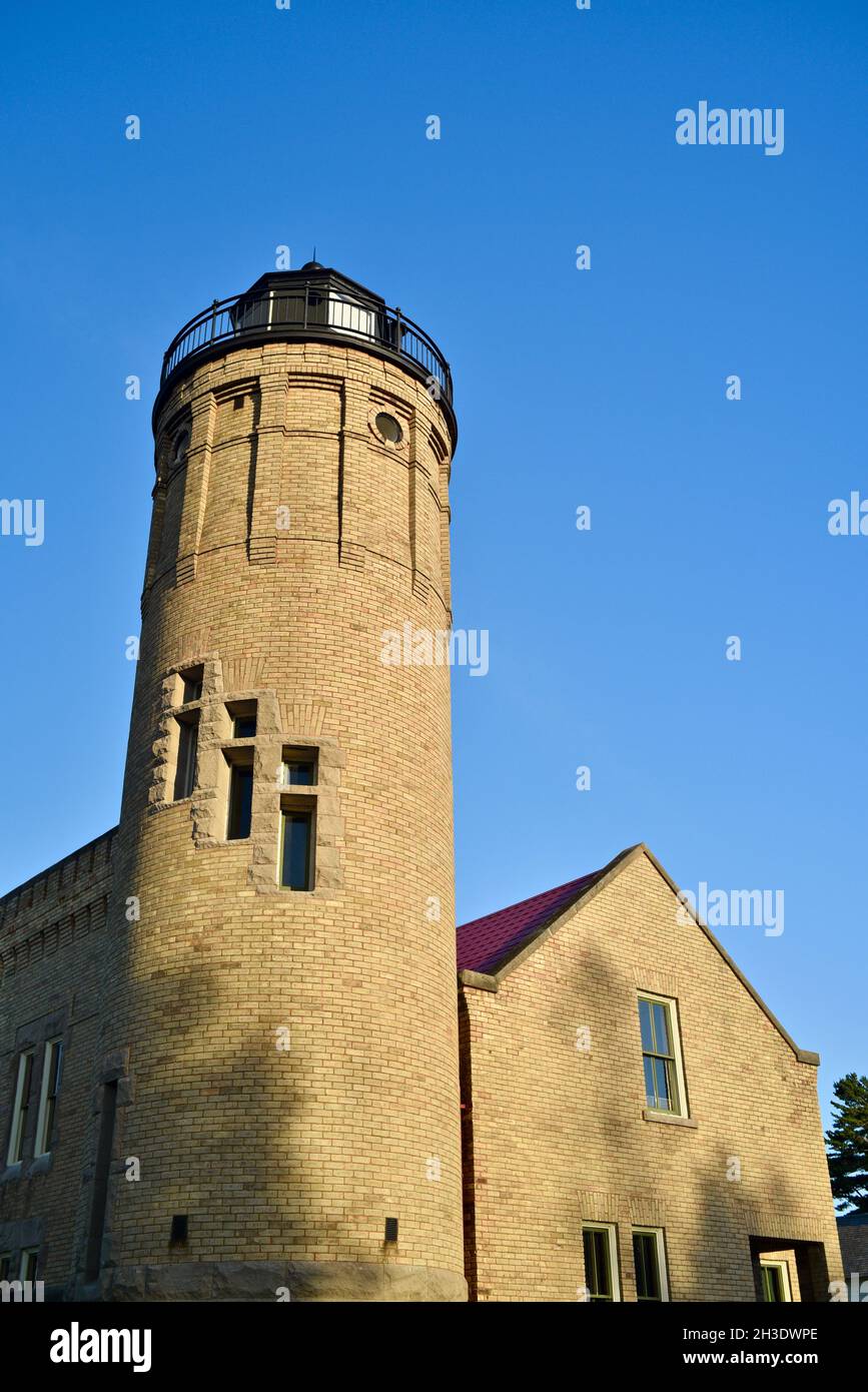 Storico, mattone Old Mackinac Point Lighthouse (1889), 'Castello dello stretto', con cielo blu chiaro, Mackinaw City, Michigan, Stati Uniti Foto Stock