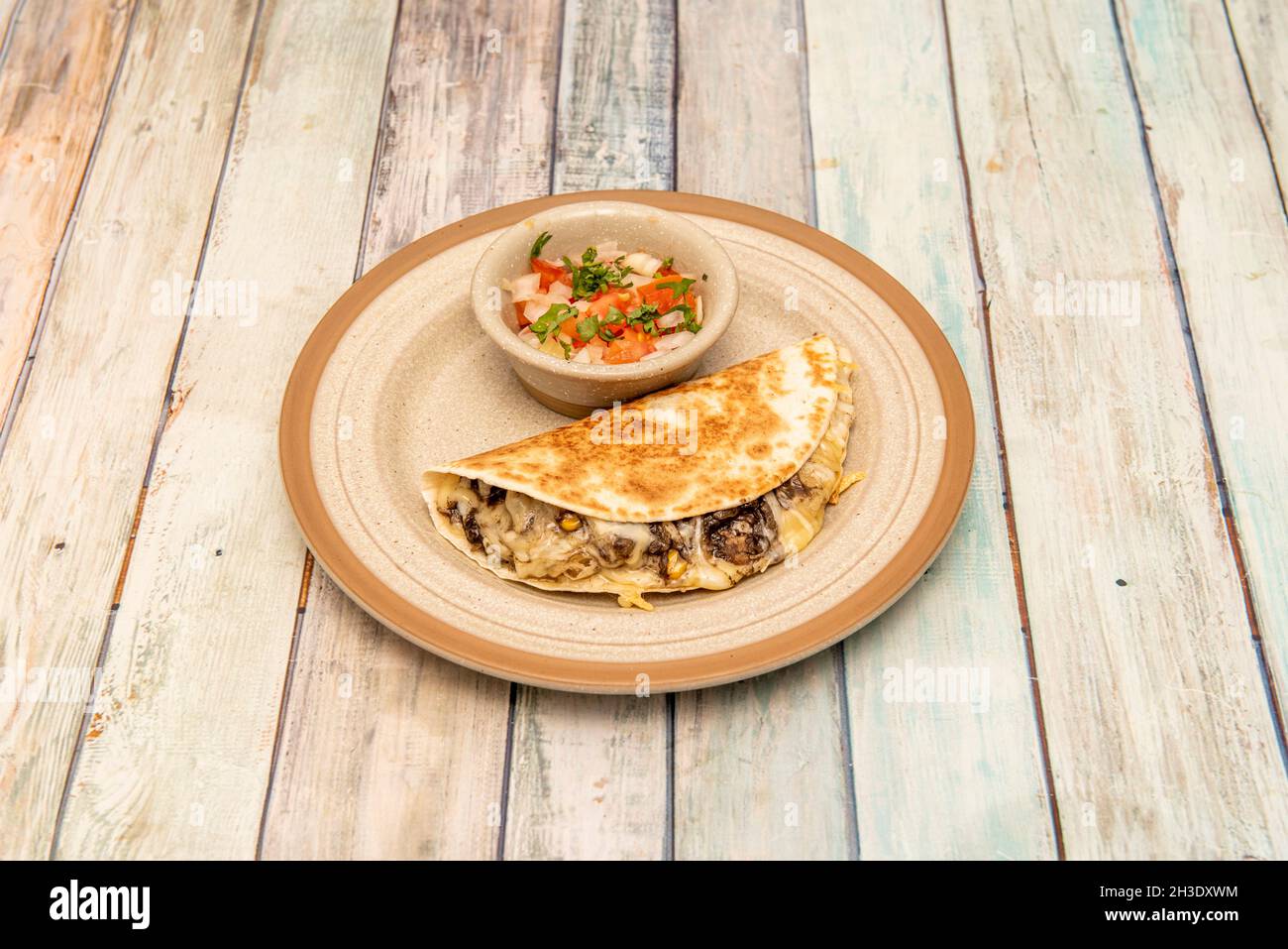 Huitlacoche messicane quesadilla con funghi di mais e formaggio forte fuso e Pico de gallo Foto Stock