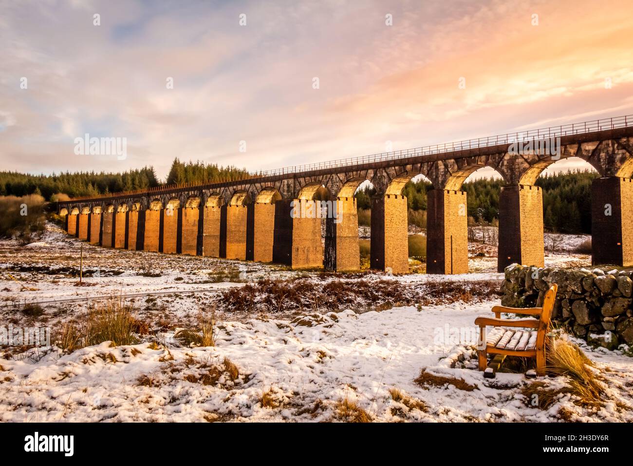 Il vecchio viadotto vittoriano in mattoni rossi Big Water of Fleet Railway al tramonto, Cairnsmore of Fleet National Nature Reserve, Dumfries e Galloway, Scozia Foto Stock