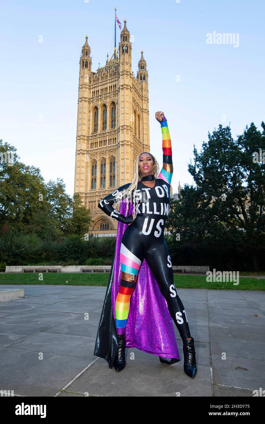 SOLO PER USO EDITORIALE artista Trans e attivista LGBTQ+, Mila Jam appare fuori dal Parlamento di Londra, in collaborazione con Deezer che celebra “IT's Raining loro”, una nuova registrazione del classico hit ‘IT's Raining Men’. Data foto: Giovedì 28 ottobre 2021. Foto Stock