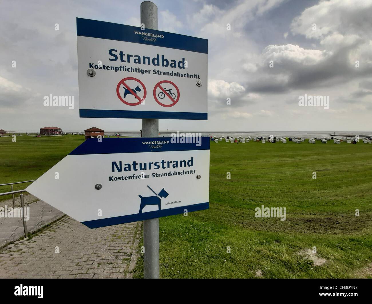 Cartelli che regolano i proprietari di cani sulla spiaggia del Mare del Nord, Germania, bassa Sassonia, Wangerland Foto Stock