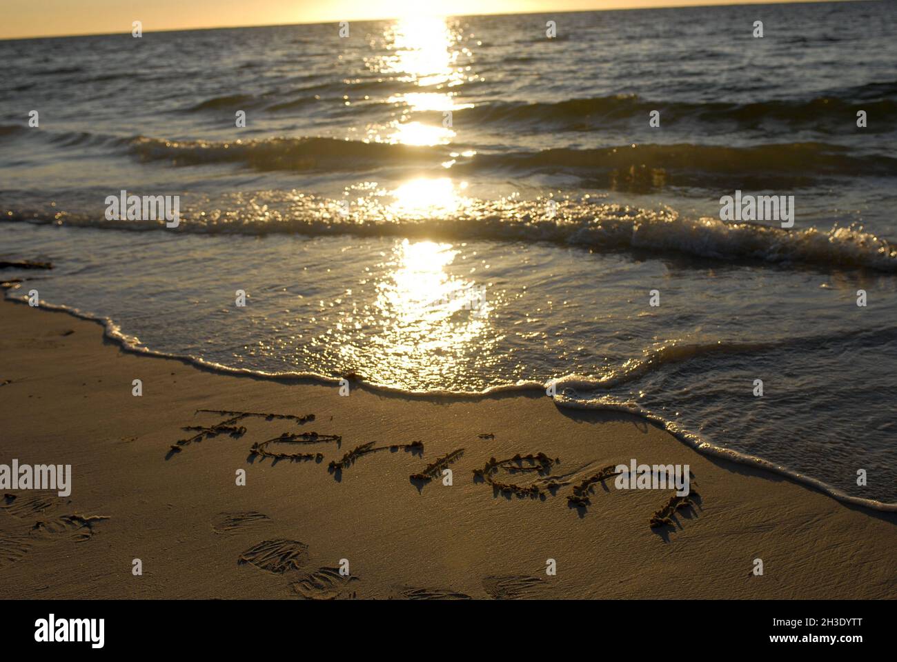 Scrivere 'Ferien' (vacanza) sulla spiaggia, Australia Foto Stock