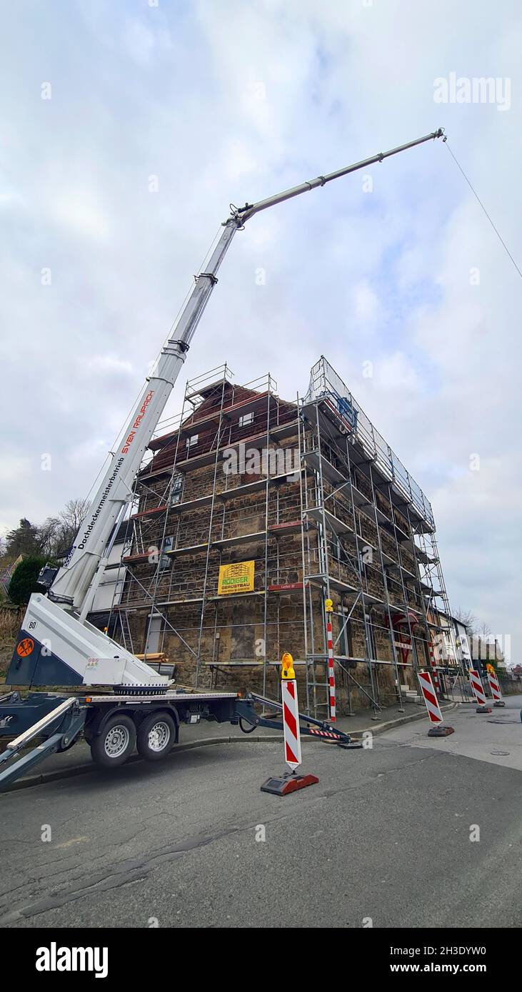 Gru per rimorchio e abitazione con ponteggi, tetto della casa da ricoprire, Germania, Renania settentrionale-Vestfalia, Ruhr Area, Witten Foto Stock