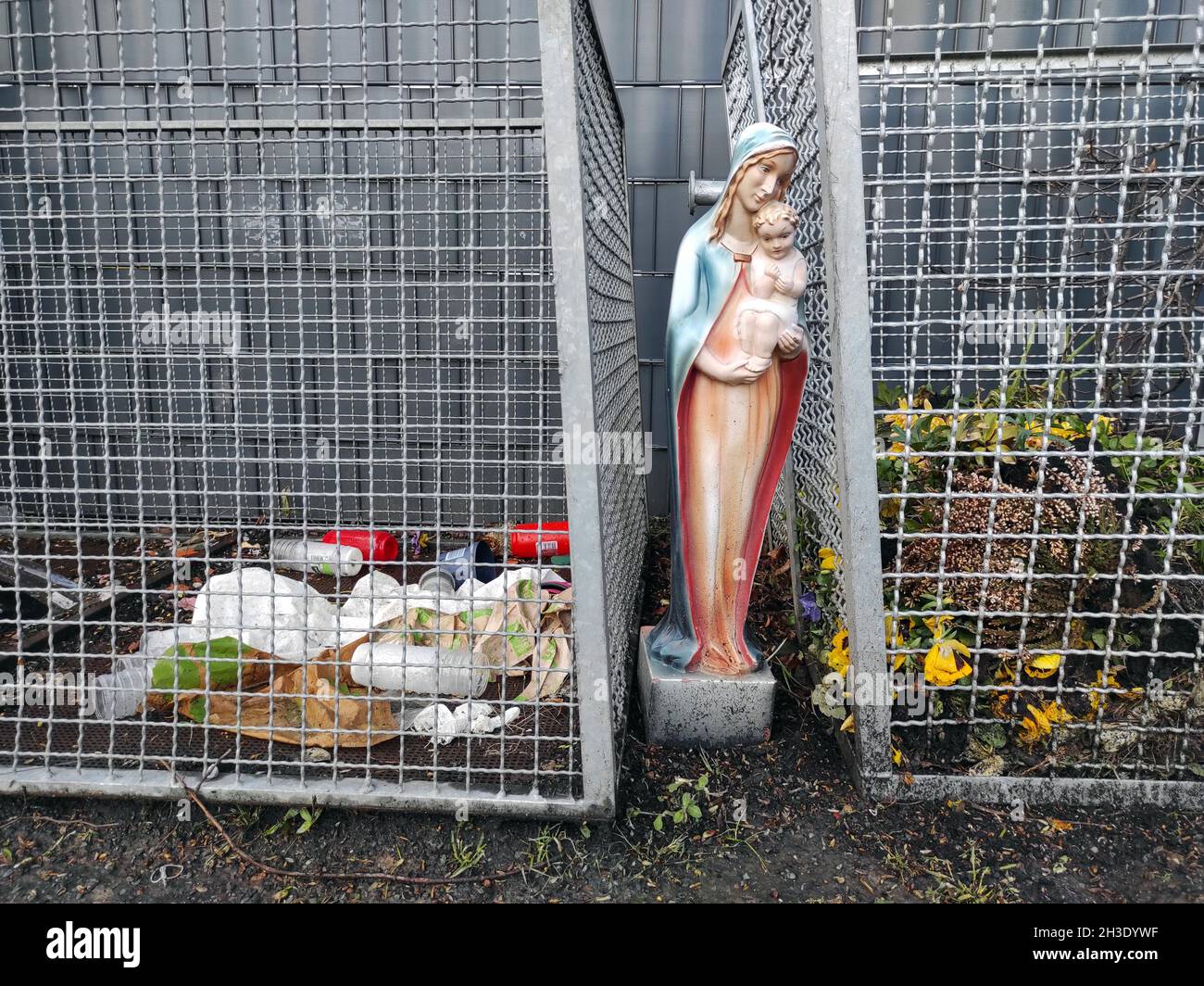 Statua di santa Vergine Maria con Gesù Bambino in spazzatura su un cimitero , Germania, Renania del Nord-Vestfalia Foto Stock