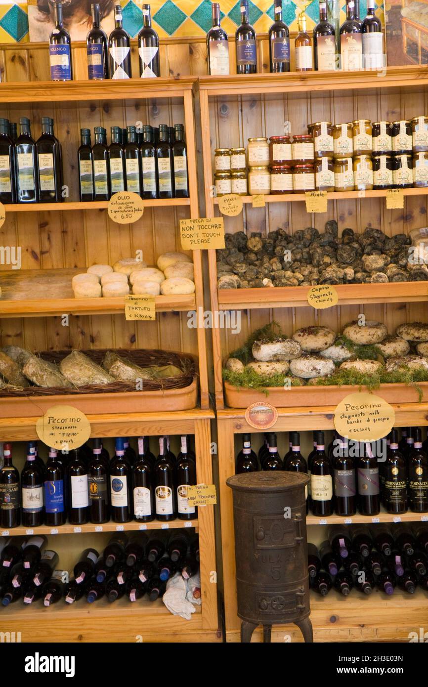 Diversi tipi di formaggi, oli commestibili, miele e vini in un negozio in Toscana , Italia, Toscana, Pienza Foto Stock