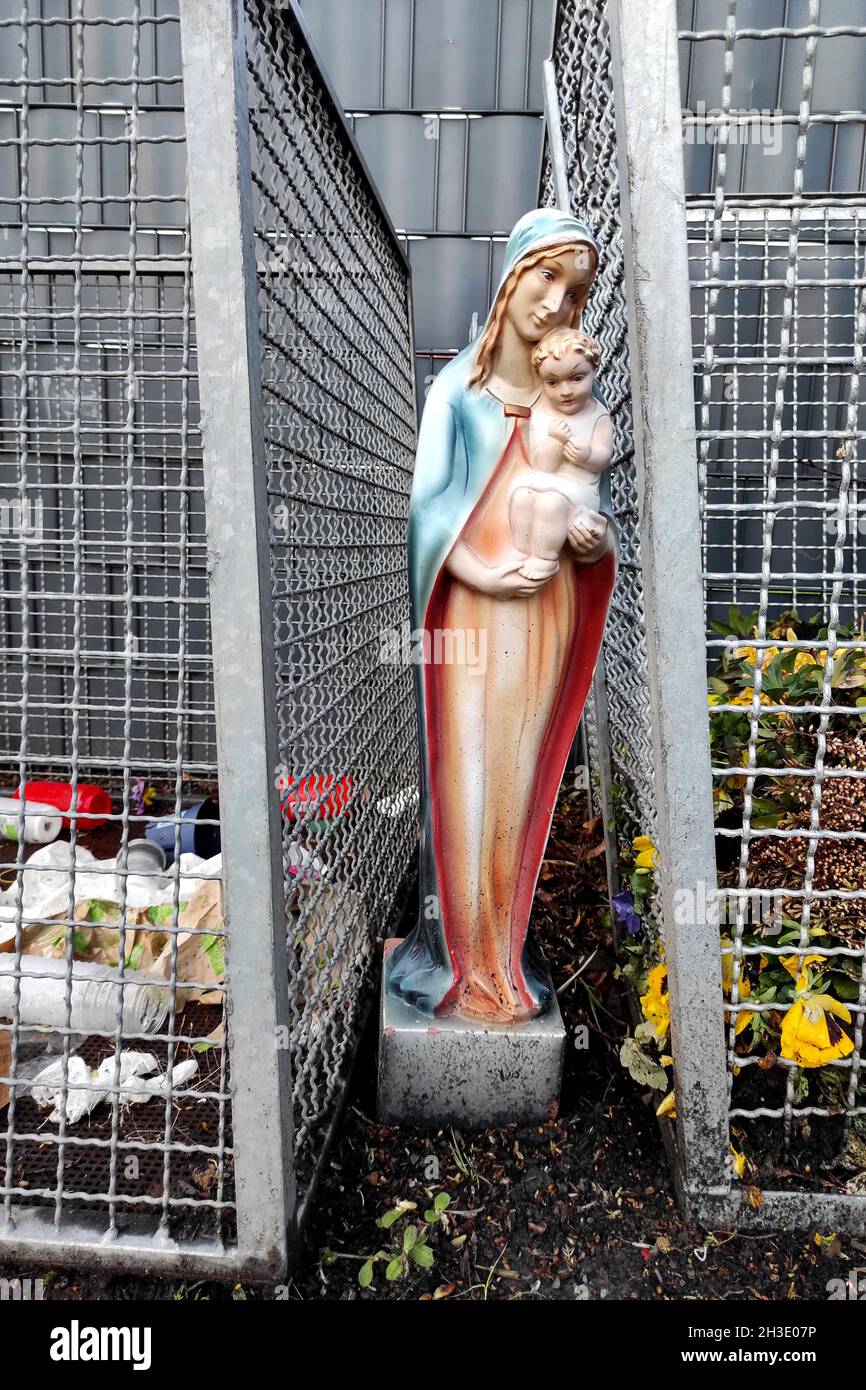 Statua di santa Vergine Maria con Gesù Bambino in spazzatura su un cimitero , Germania, Renania del Nord-Vestfalia Foto Stock