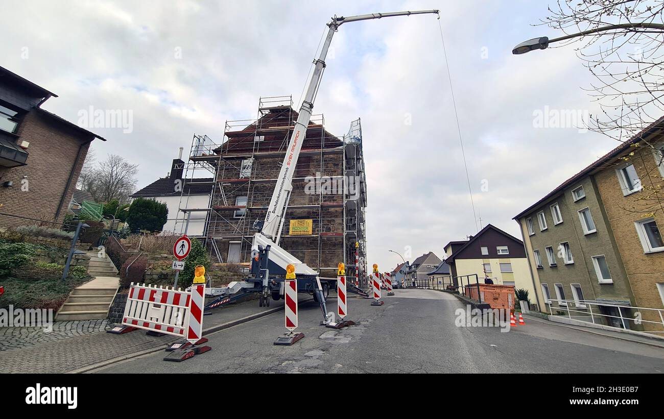 Gru per rimorchio e abitazione con ponteggi, tetto della casa da ricoprire, Germania, Renania settentrionale-Vestfalia, Ruhr Area, Witten Foto Stock