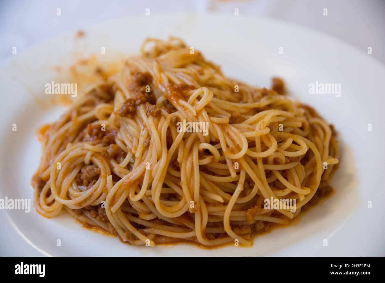 Primo piano di un tradizionale 'paghetti bolognese' in un piatto bianco Foto Stock