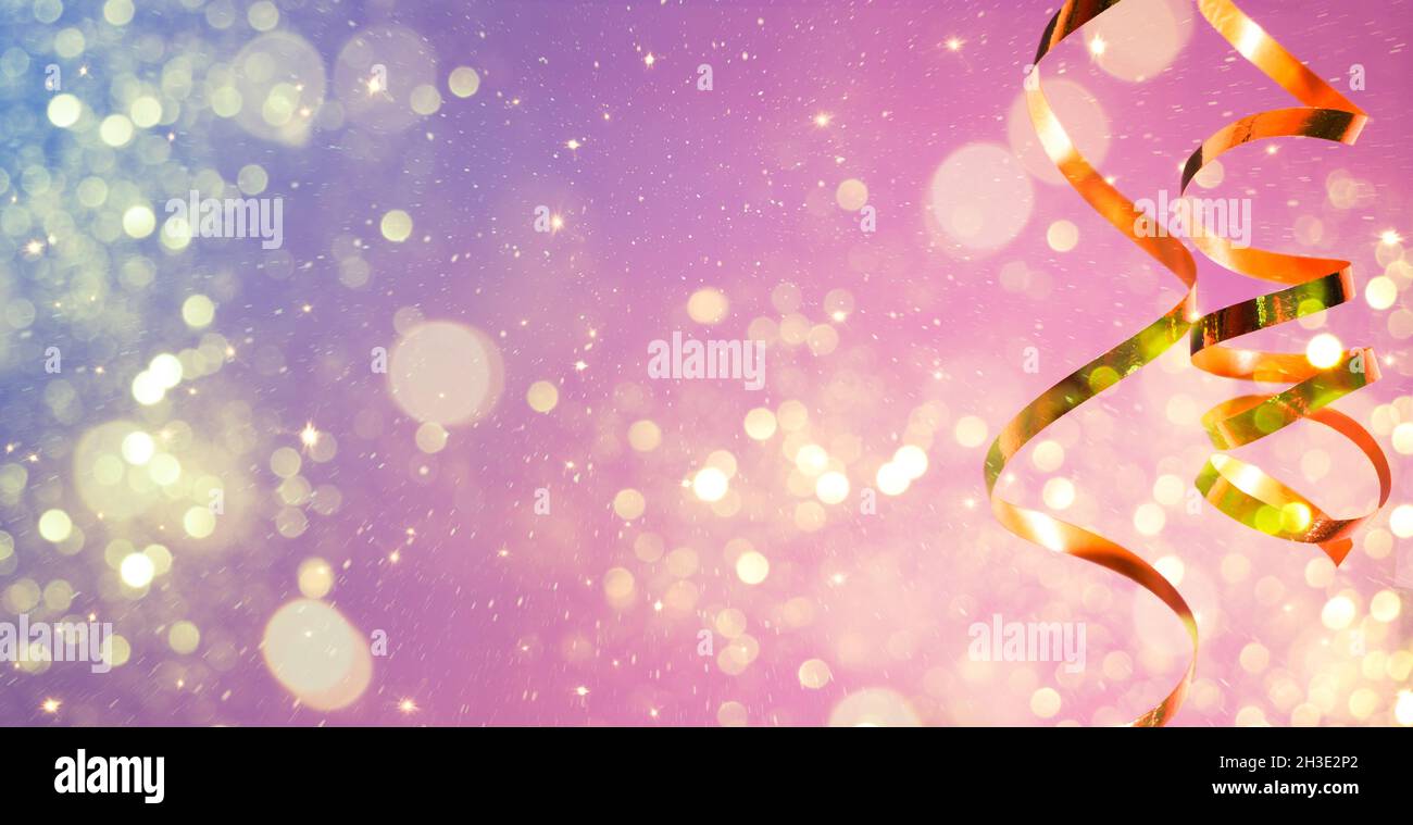 Festa di fondo con uno streamer dorato, glitter, scintille e luci bokeh Foto Stock