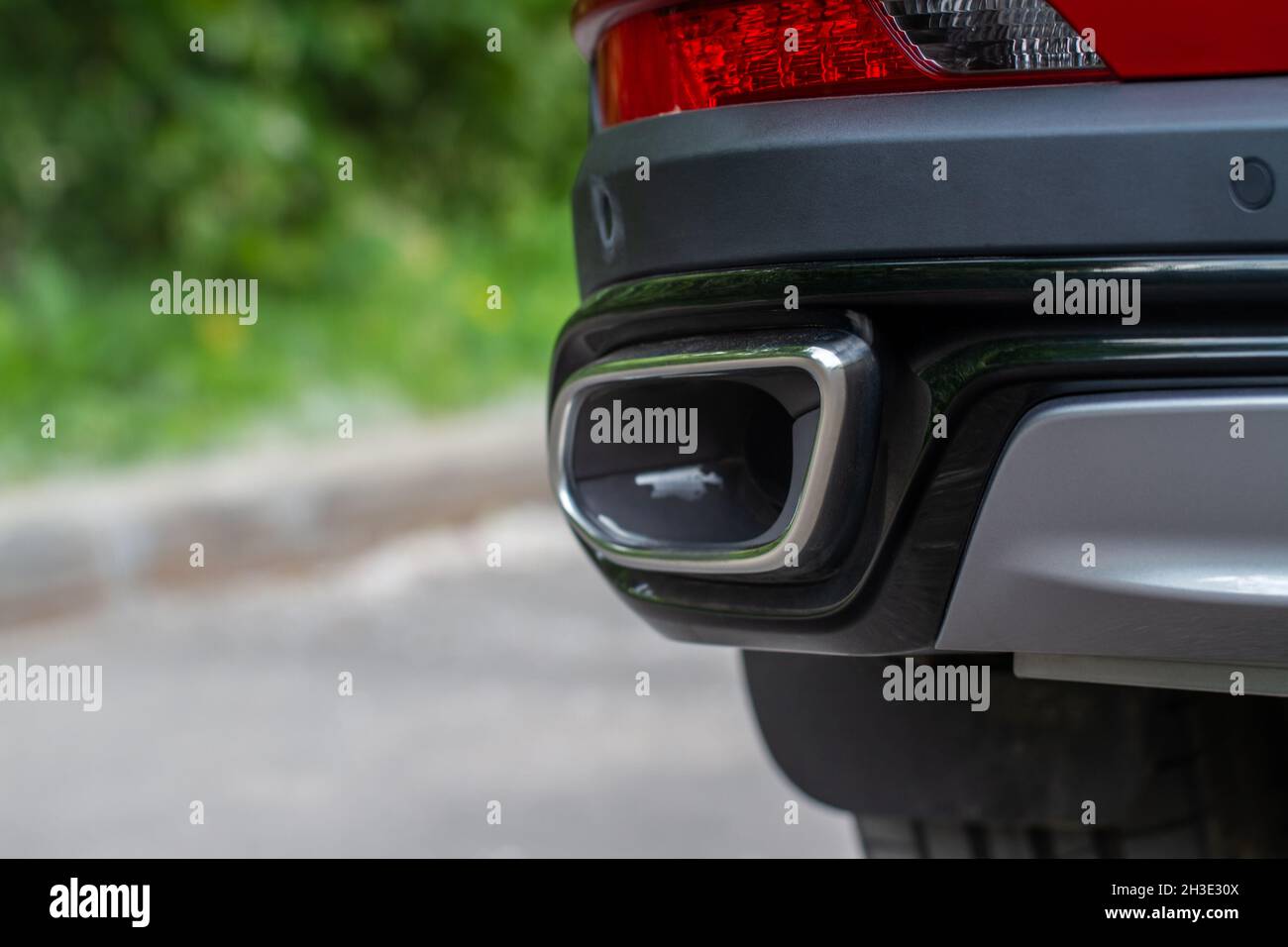 Primo piano di un tubo di scarico per auto. Tubo di scarico. Foto Stock