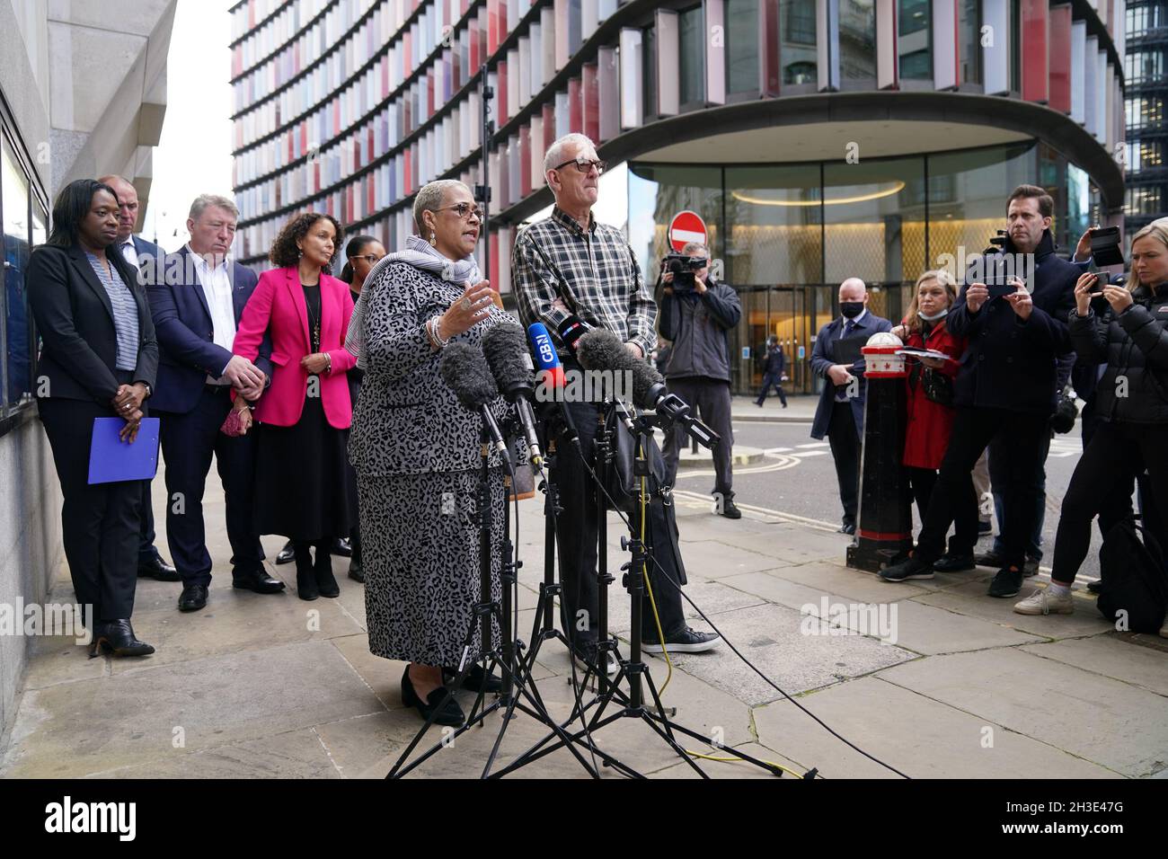 Mina Smallman, la madre di Nicole Smallman e Bibaa Henry, parla ai media al di fuori del Vecchio Bailey di Londra dopo la condanna di Danyal Hussein a vita in prigione con un periodo minimo di 35 anni per l'uccisione delle sorelle Nicole Smallman e Bibaa Henry. Data foto: Giovedì 28 ottobre 2021. Foto Stock