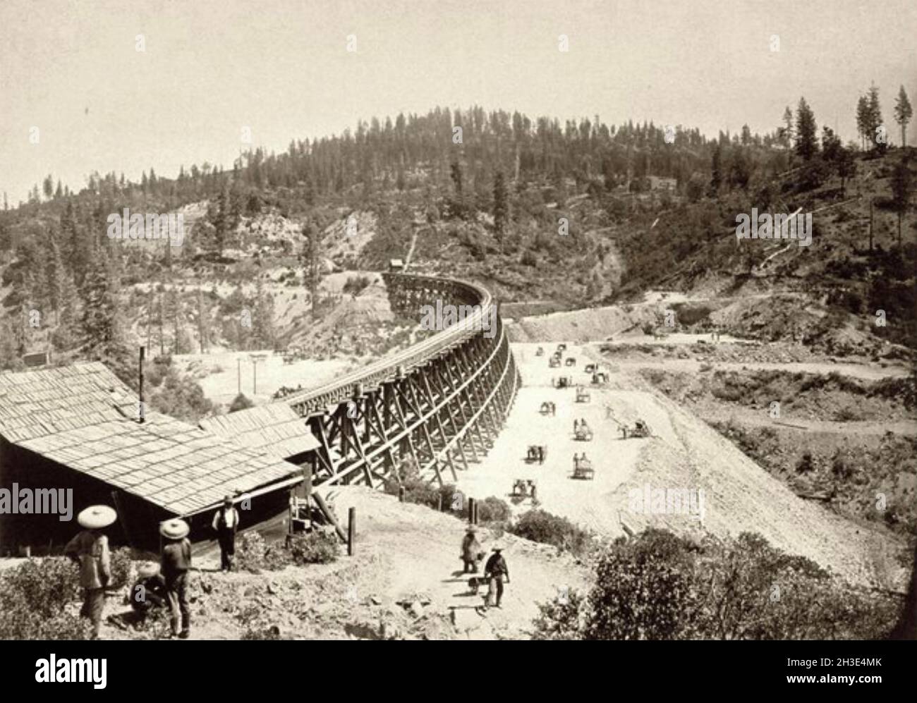 FERROVIA AMERICANA TRANSCONTINENTALE in costruzione circa nelle montagne della Sierra Nevada circa 1875 con alcuni dei lavoratori cinesi al lavoro. Foto Stock