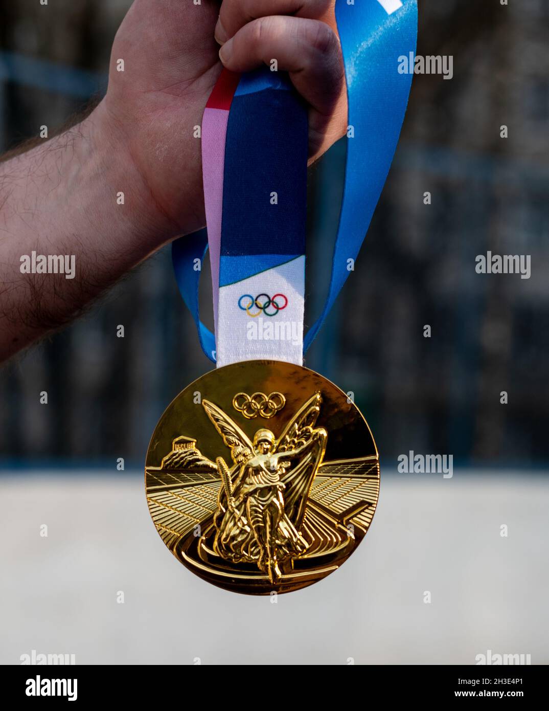 17 aprile 2021 Pechino, Cina. Medaglia d'oro olimpica nelle mani di un atleta. Foto Stock