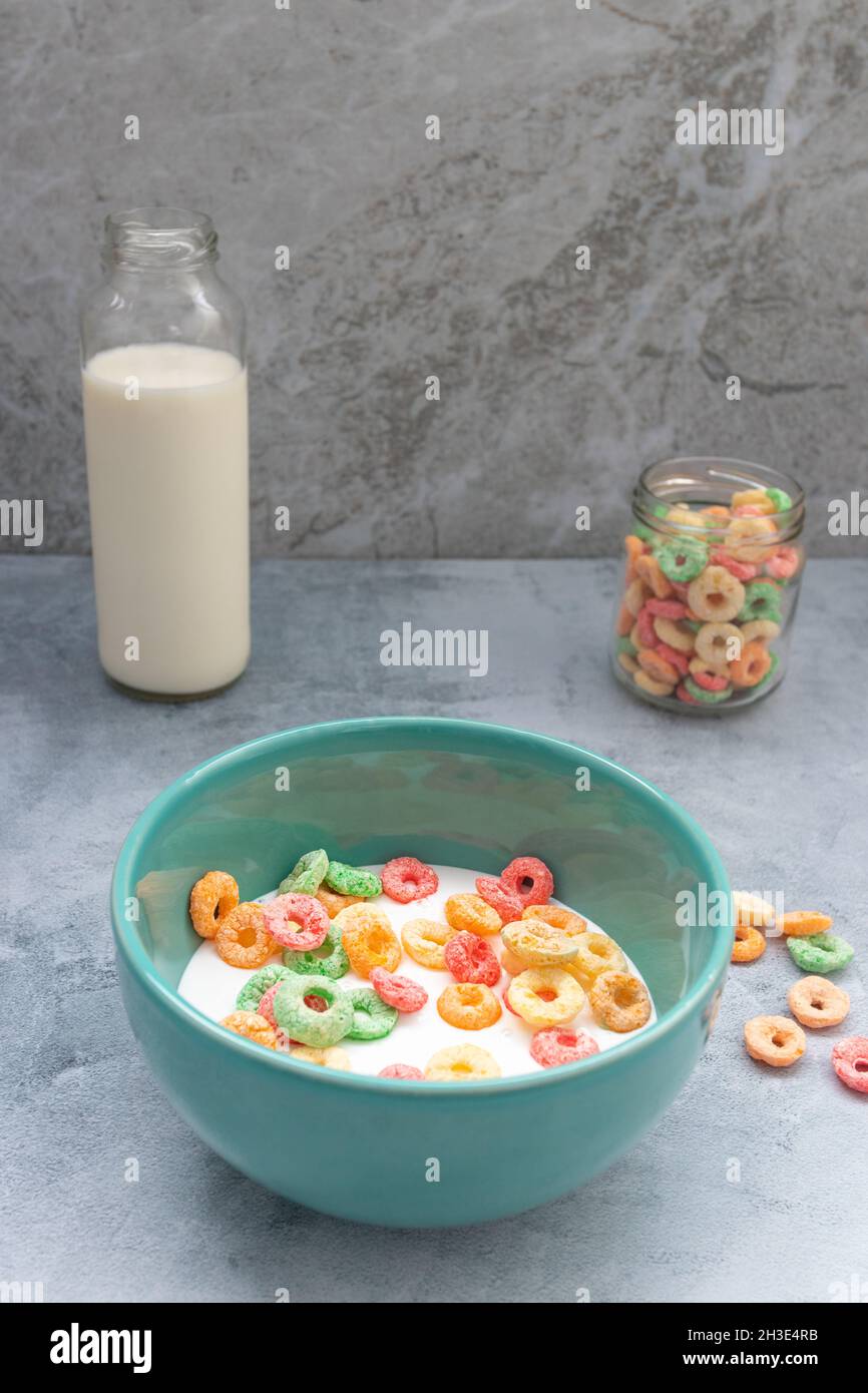 Colazione con cereali colorati servita in una ciotola Foto Stock