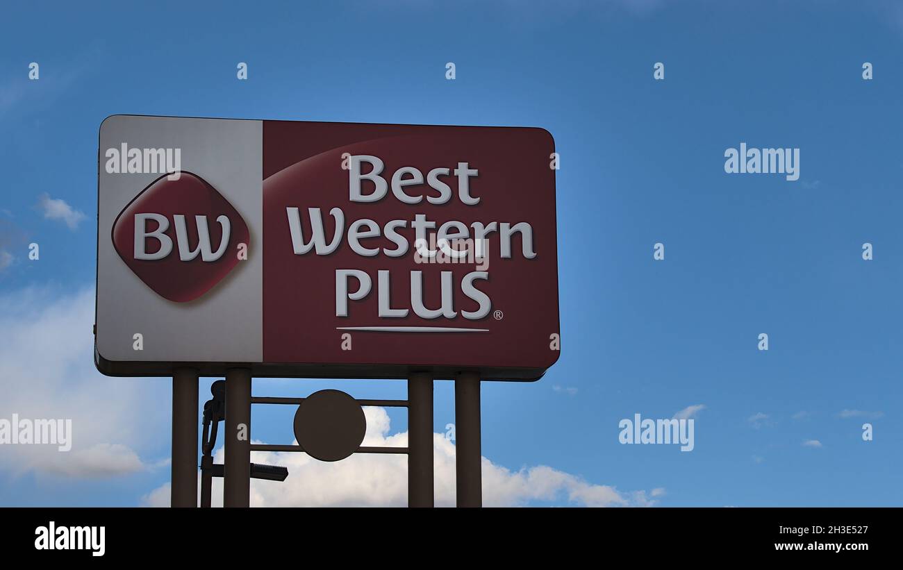Insegna dell'hotel Best Western Plus Calgary Centre Inn con logo di marca di fronte al cielo blu con le nuvole. Foto Stock
