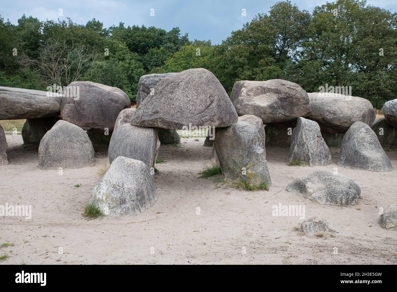 Vecchia tomba di pietra come un grande dolmen in Drenthe Olanda Foto Stock