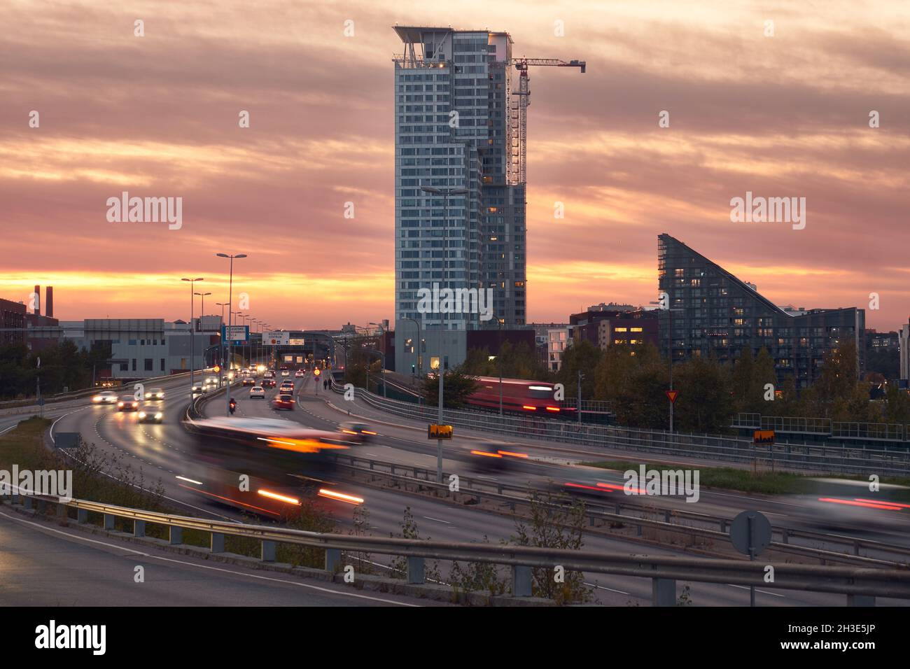 L'autostrada Est la sera d'estate nel quartiere Kalasatama di Helsinki, Finlandia. Foto Stock