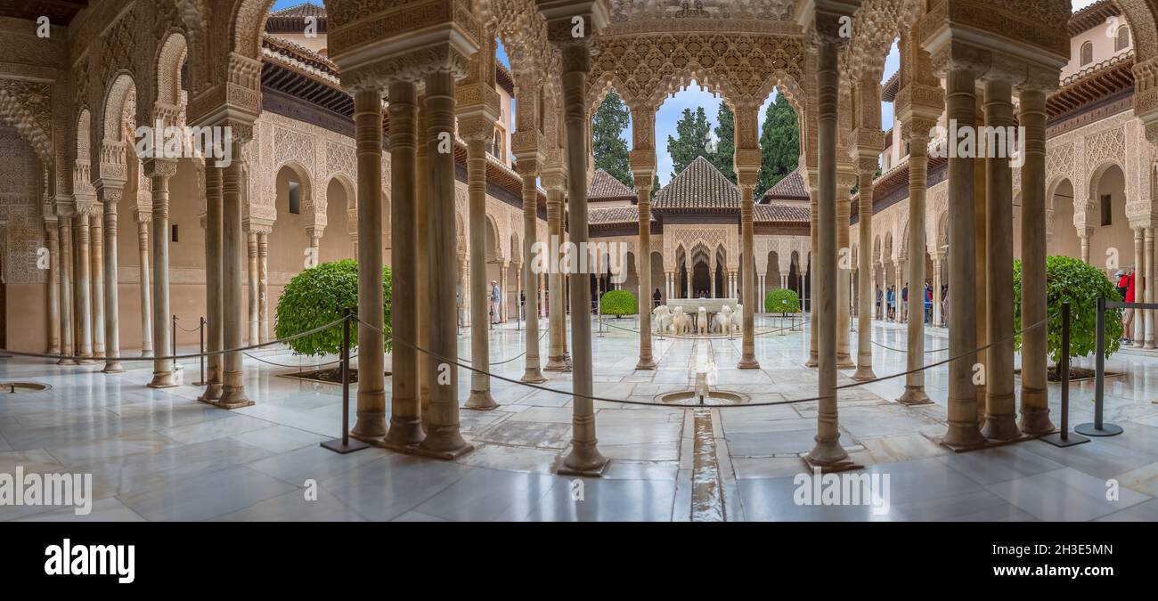 Alhambra Granada Spagna - 09 14 2021: Vista panoramica completa all'esterno presso il patio presso i Lions, dodici fontane di leoni di marmo sul Palazzo dei Leoni o ha Foto Stock