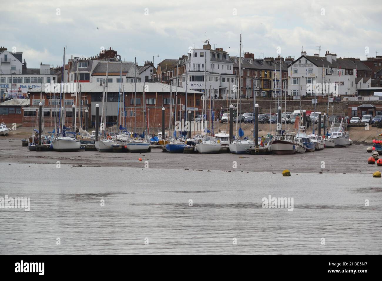 Marea out a Bridlington Harbour - Barche a terra - Yachts - Barche da pesca - Low Tide - Fari a fango - East Riding of Yorkshire - UK Foto Stock
