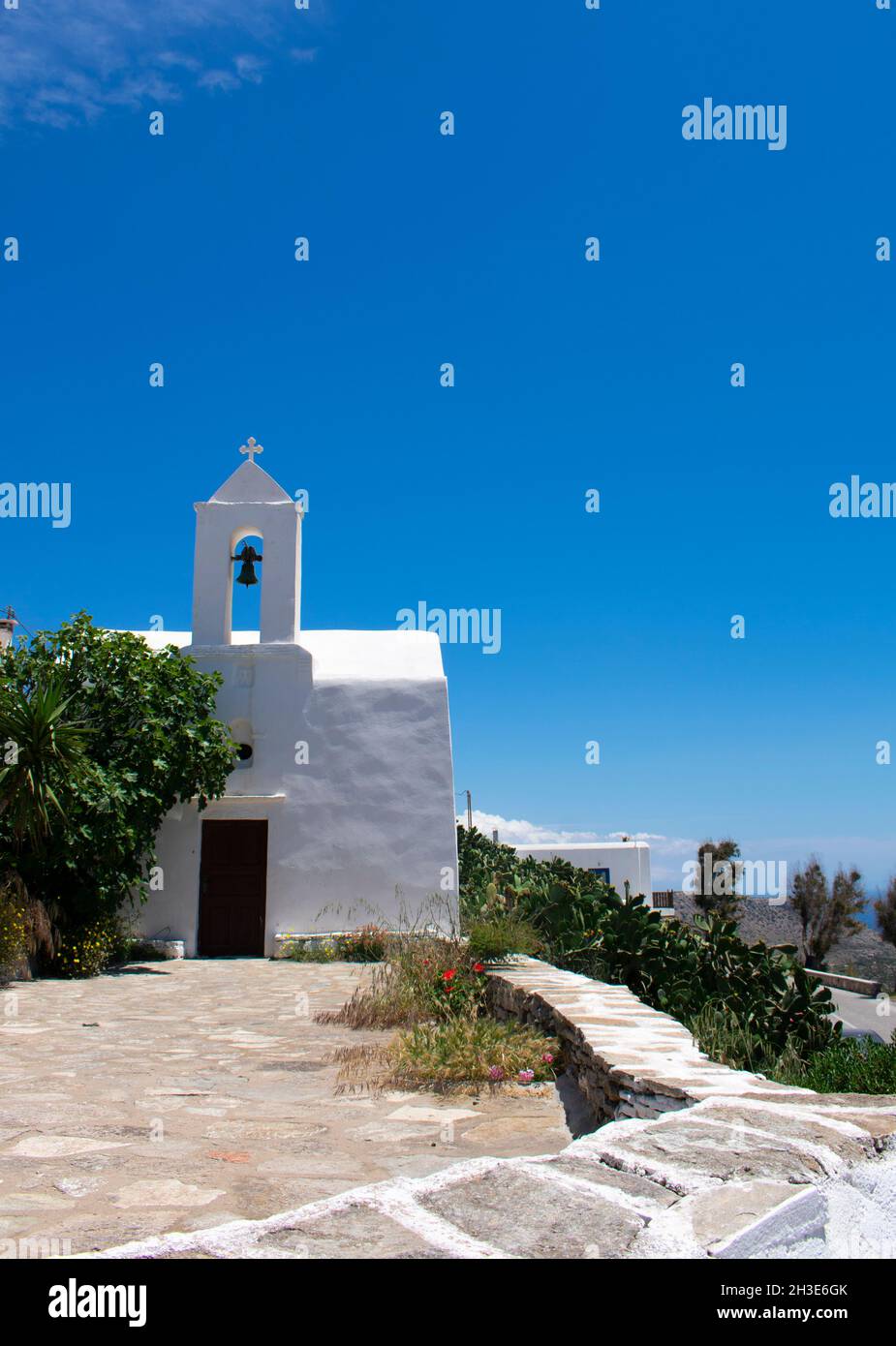 Bella, isola di Sikinos, Grecia piccola chiesa greca tradizionale nel vecchio villaggio appartato, il Kastro verticale colpo cielo blu e spazio copia Foto Stock