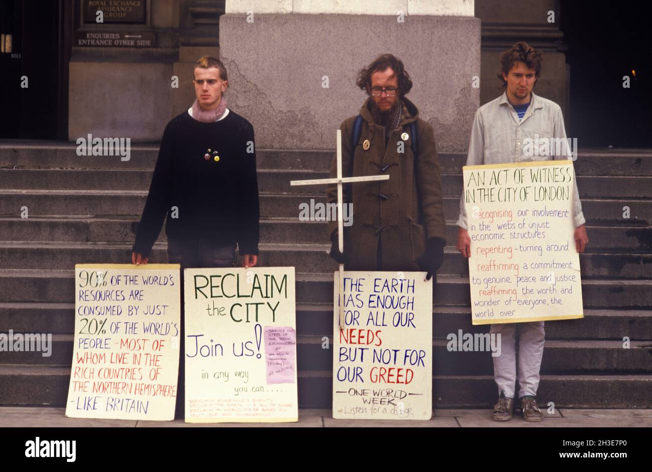 Rivendica la dimostrazione City degli anni '80. Manifestazione contro il capitalismo Città di Londra Inghilterra. Il gruppo cristiano tace protesta al di fuori del Royal Exchange Building 1984 Regno Unito OMERO SYKES Foto Stock