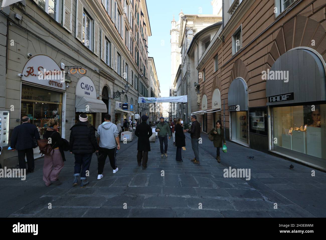 GENOVA, ITALY - Oct 27, 2021: Genova, Italy - October 27 2021: View of the city with people in a Sunny day, details in San Lorenzo Street Foto Stock