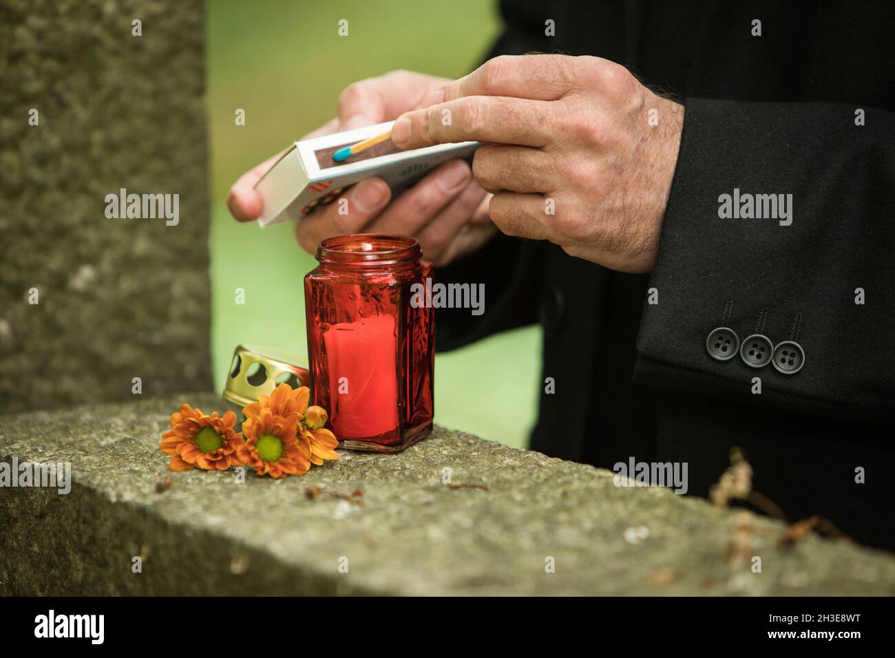 ILLUSTRAZIONE - un uomo più anziano accende una candela grave il 25 giugno 2021 a Berlino (scena posta). Foto: Christin Klose || approvazione modello disponibile Foto Stock