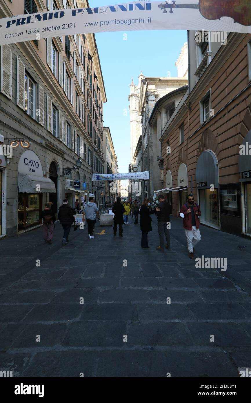 GENOVA, ITALY - Oct 27, 2021: Genova, Italy - October 27 2021: View of the city with people in a Sunny day, details in San Lorenzo Street Foto Stock