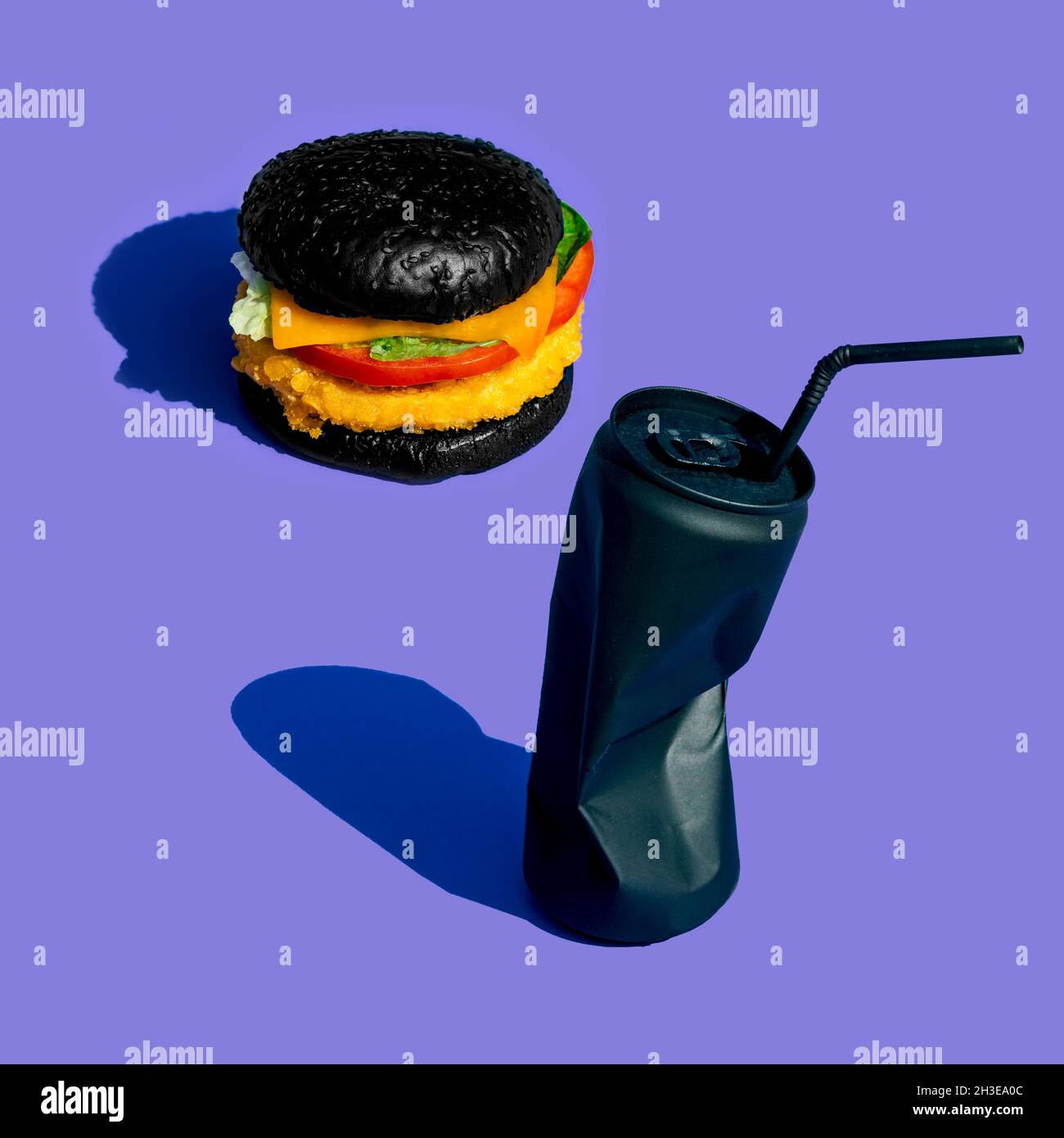 Hamburger fresco con verdure poste vicino a lattina nera di bevanda analcolica con cannuccia su sfondo lilla Foto Stock
