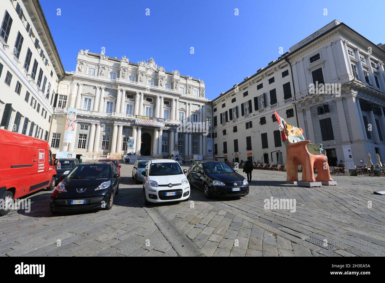 GENOVA, ITALIA - 27 ottobre 2021: Genova, Italia - 27 2021 ottobre: Vista della città con la gente in una giornata di sole Foto Stock