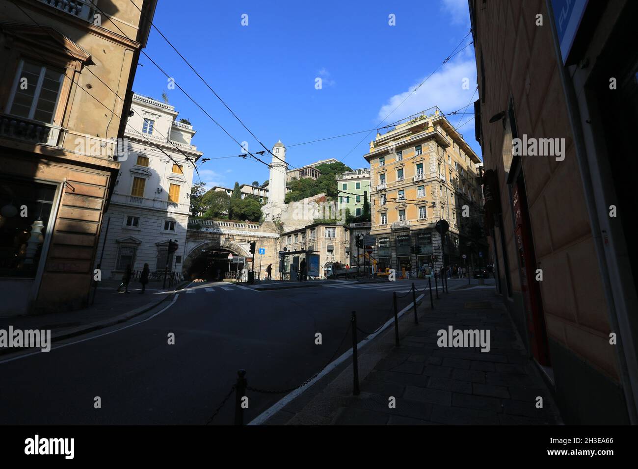 GENOVA, ITALIA - 27 ottobre 2021: Genova, Italia - 27 2021 ottobre: Vista della città con la gente in una giornata di sole Foto Stock
